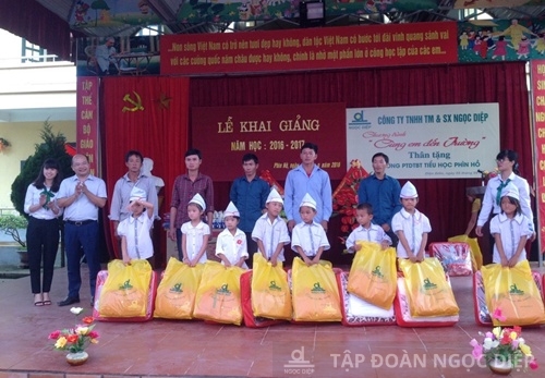 Chương trình “Cùng em đến trường” của Công ty Ngọc Diệp đến trao quà cho các em học sinh trường Tiểu học Phìn Hồ, huyện Nậm Pồ, Điện Biên.