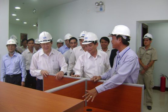 President of Viet Nam, Truong Tan Sang visted and encourced workers of Ngoc Diep company who have been furnishing furniture at the Da Nang administrative Center project