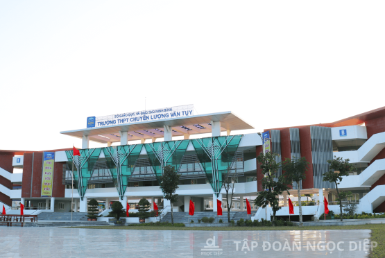 Luong Van Tuy Specialized High School (Thai Binh Province)