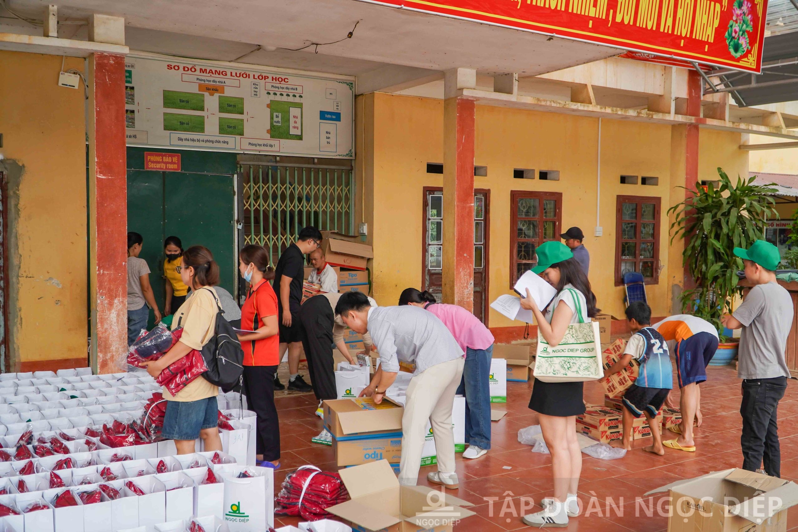 Tập đoàn Ngọc Diệp trao hơn 800 suất quà "Cùng em đến trường" Lào Cai 2024