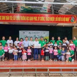 Ngoc Diep Group delivers over 800 “Going to school with you” gift packages in Lao Cai 2024