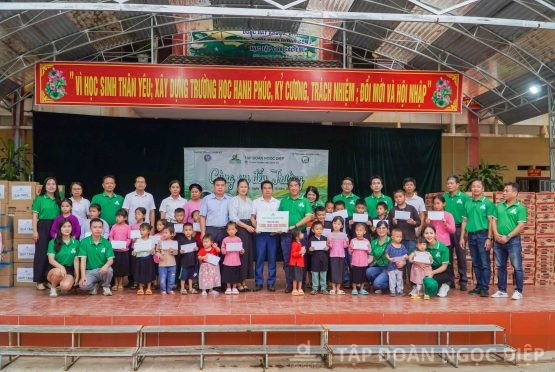 Ngoc Diep Group delivers over 800 “Going to school with you” gift packages in Lao Cai 2024