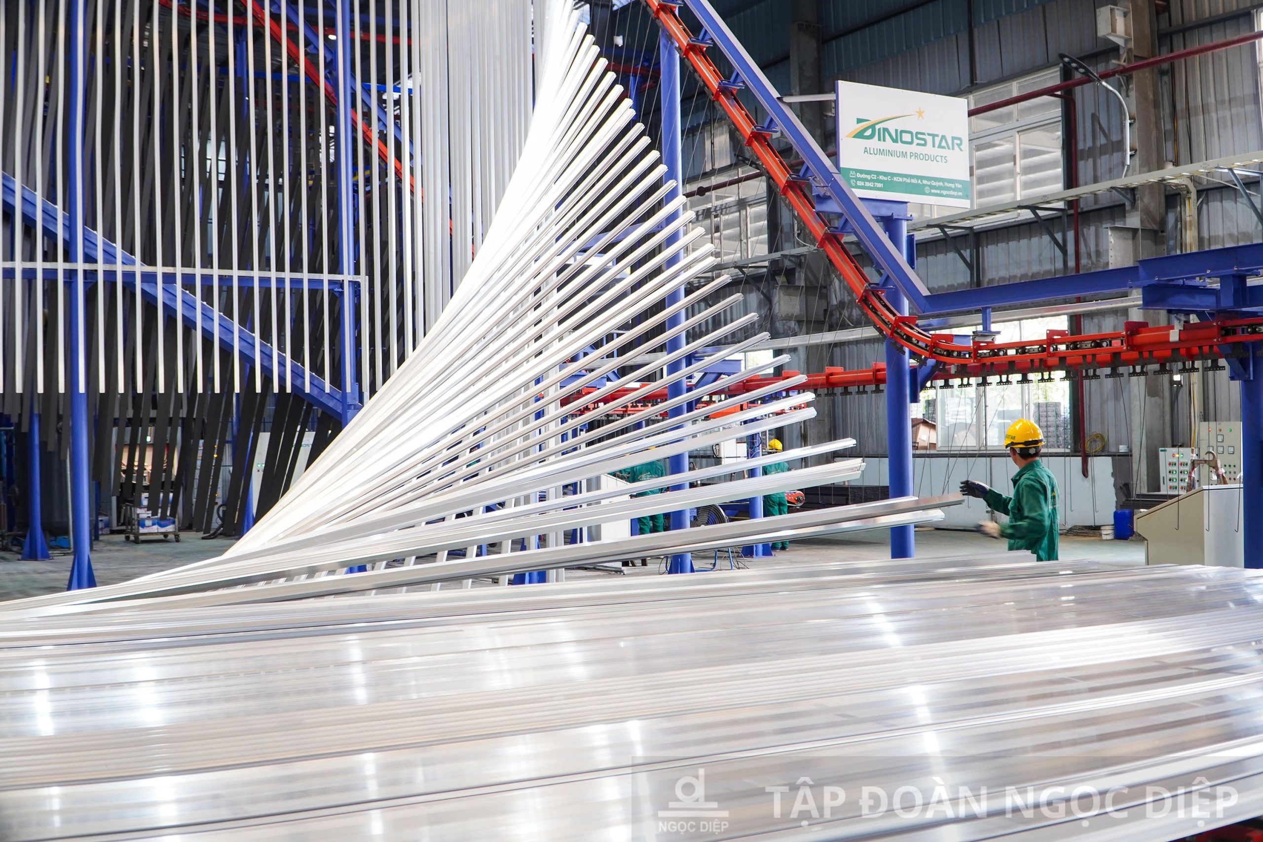 Dây chuyền sơn tĩnh điện đứng vận hành tự động và khép kín tại nhà máy Nhôm Dinostar. Ảnh: Tập đoàn Ngọc Diệp